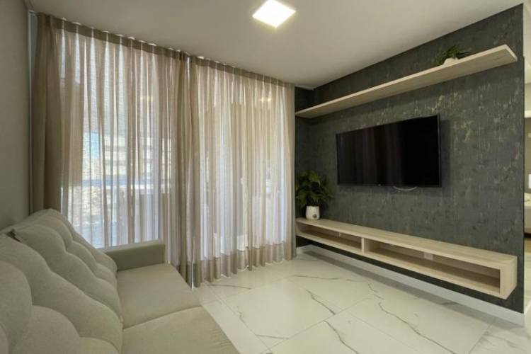 Aluguel ver�o quadra mar em Meia Praia (3 su�tes)